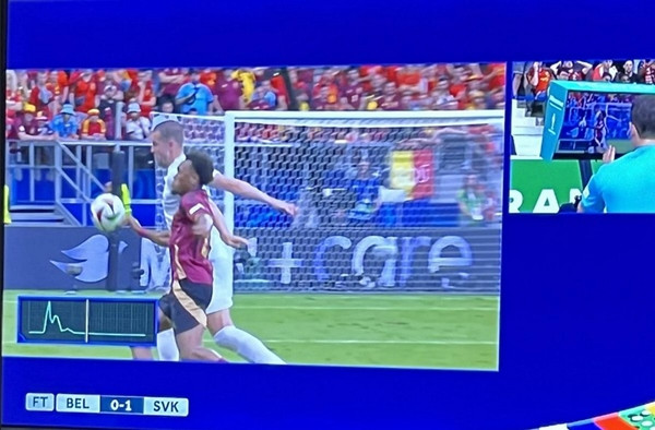 Công nghệ Snicko hiển thị sóng âm thanh, cho thấy bóng đã chạm tay cầu thủ của ĐT Bỉ. Ảnh: Sportstar. Công nghệ Snicko hiển thị sóng âm thanh, cho thấy bóng đã chạm tay cầu thủ của ĐT Bỉ. Ảnh: Sportstar.