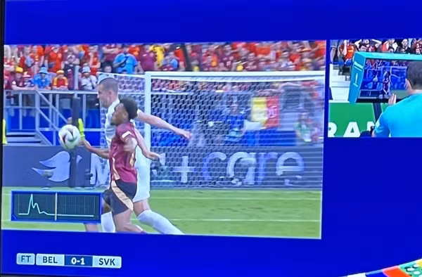Công nghệ Snicko hiển thị sóng âm thanh, cho thấy bóng đã chạm tay cầu thủ của ĐT Bỉ. Ảnh: Sportstar.