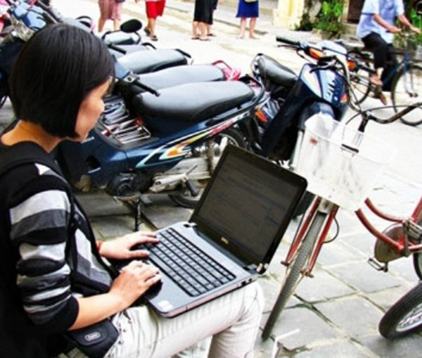 Hà Nội được đánh giá là nơi mà người dân có thể dùng Internet để dễ dàng tiếp cận thông tin của các cơ quan chức năng. Ảnh minh họa: MIC. Hà Nội được đánh giá là nơi mà người dân có thể dùng Internet để dễ dàng tiếp cận thông tin của các cơ quan chức năng. Ảnh minh họa: MIC.