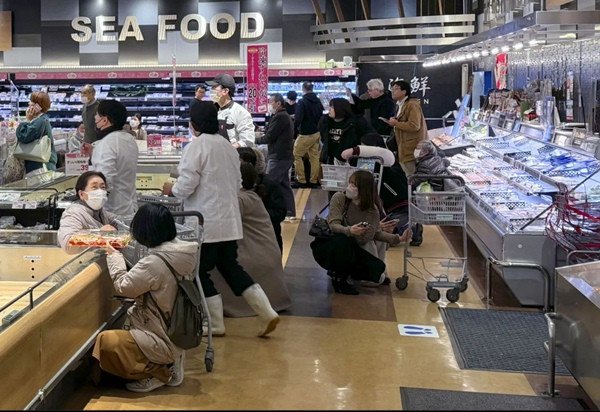 Khách hàng trong một siêu thị ở Toyama ngồi xuống chứ không chạy tán loạn khi động đất xảy ra. Ảnh: Kyodo via Reuters. Khách hàng trong một siêu thị ở Toyama ngồi xuống chứ không chạy tán loạn khi động đất xảy ra. Ảnh: Kyodo via Reuters.