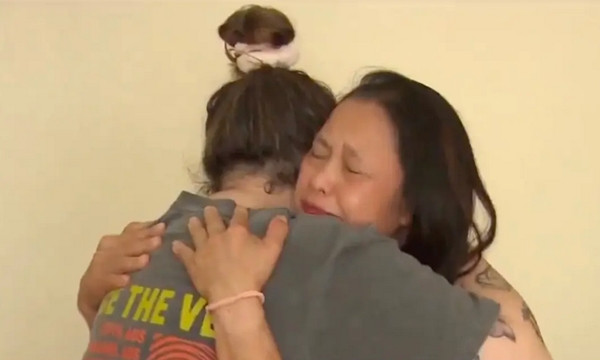 Bác Zervaas và con gái Mary đều hy vọng Sunnie sẽ sớm liên lạc. Ảnh: 7News. Bác Zervaas và con gái Mary đều hy vọng Sunnie sẽ sớm liên lạc. Ảnh: 7News.