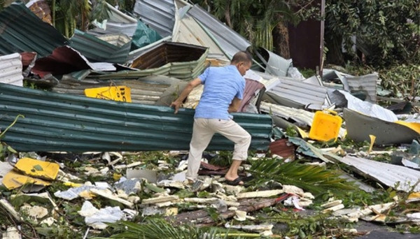 Người dân Bãi Cháy (Quảng Ninh) dọn dẹp sau khi bão đi qua. Ảnh: Hoàng Mạnh Thắng/ TPO.