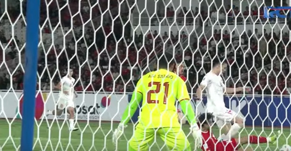 Hoàng Đức bị ngã sau cú "tắc" bóng của Nathan, nhưng Nathan đã vào trúng bóng. Ảnh: YouTube. Hoàng Đức bị ngã sau cú "tắc" bóng của Nathan, nhưng Nathan đã vào trúng bóng. Ảnh: YouTube.