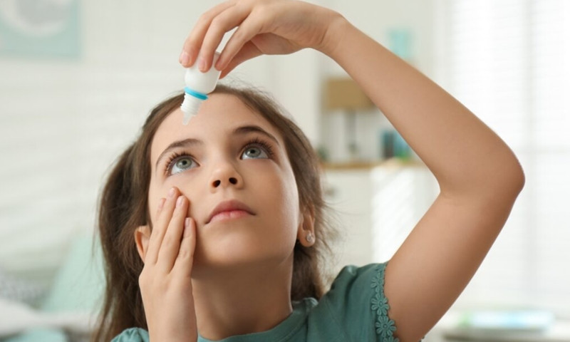 Dung dịch dưỡng mắt được sử dụng rất phổ biến do nhiều người dùng các thiết bị điện tử và dễ bị khô mắt. Ảnh minh họa: EyeLab. Dung dịch dưỡng mắt được sử dụng rất phổ biến do nhiều người dùng các thiết bị điện tử và dễ bị khô mắt. Ảnh minh họa: EyeLab.