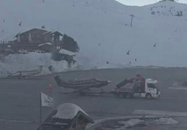 Chiếc máy bay gãy cánh được trợ giúp. Ảnh: Planes of Legend. Chiếc máy bay gãy cánh được trợ giúp. Ảnh: Planes of Legend.