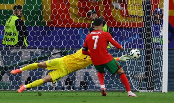 Quả penalty bị cản phá của Ronaldo. Ảnh: Lee Smith/ Reuters. Quả penalty bị cản phá của Ronaldo. Ảnh: Lee Smith/ Reuters.