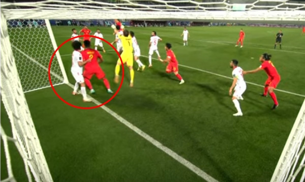 Đúng là một cầu thủ ĐT Trung Quốc đã bị việt vị. Ảnh: AFC Asian Cup. Đúng là một cầu thủ ĐT Trung Quốc đã bị việt vị. Ảnh: AFC Asian Cup.