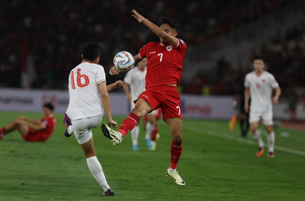 Dù gây được sức ép trong hiệp 1 nhưng ĐT Việt Nam không thể có bàn thắng. Ảnh: FAKHRI FADLURROHMAN/ KOMPAS.