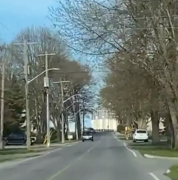 Nhìn từ xa thì thấy tòa nhà rất lớn. Ảnh: Emma Shand.