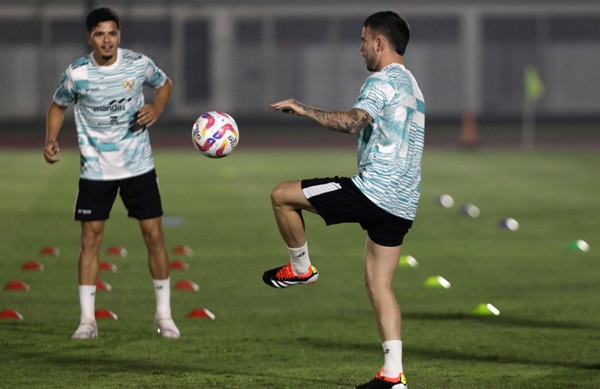 Các cầu thủ ĐT Indonesia tập luyện trước trận đấu với ĐT Philippines. Ảnh: RIZA FATHONI/ Kompas.