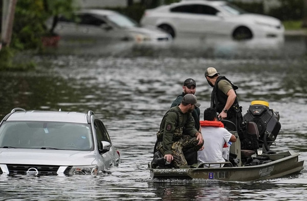 Một số người ở thành phố Clearwater (bang Florida) được cứu từ một khu chung cư sau bão Milton. Ảnh: Mike Stewart/ AP. Một số người ở thành phố Clearwater (bang Florida) được cứu từ một khu chung cư sau bão Milton. Ảnh: Mike Stewart/ AP.