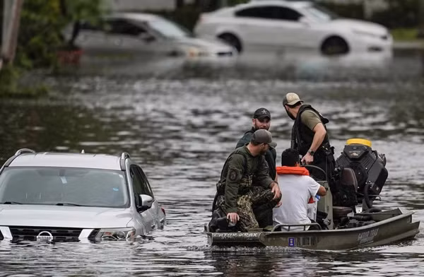 Một số người ở thành phố Clearwater (bang Florida) được cứu từ một khu chung cư sau bão Milton. Ảnh: Mike Stewart/ AP.