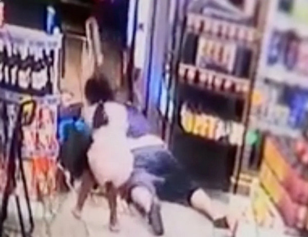 Bé gái đang đánh tên cướp. Ảnh: Yahoo! News. Bé gái đang đánh tên cướp. Ảnh: Yahoo! News.