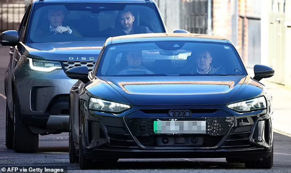 William chở theo một người nữa và có vệ sĩ đi sau nhưng không dẫn các con theo. Ảnh: AFP via Getty. William chở theo một người nữa và có vệ sĩ đi sau nhưng không dẫn các con theo. Ảnh: AFP via Getty.