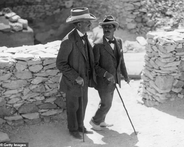 Lord Carnarvon (trái) và Howard Carter (phải) được cho là đều qua đời vì "lời nguyền của Pharaoh". Ảnh: Getty.