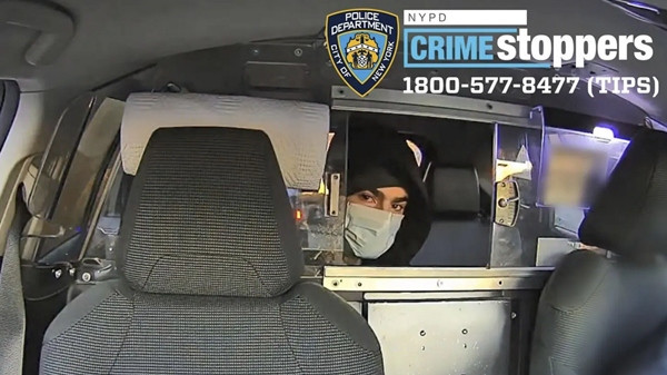 Đây là hình ảnh do Sở Cảnh sát New York công bố, cho thấy nghi phạm đi taxi vào ngày 4/12. Một phần hình ảnh được làm mờ bởi cảnh sát. Ảnh: NYPD via AP. Đây là hình ảnh do Sở Cảnh sát New York công bố, cho thấy nghi phạm đi taxi vào ngày 4/12. Một phần hình ảnh được làm mờ bởi cảnh sát. Ảnh: NYPD via AP.