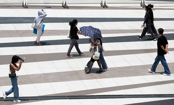 Người đi bộ cố che nắng trong cái nóng dữ dội tại Bangkok (Thái Lan). Ảnh: Rungroj Yongrit/ EPA. Người đi bộ cố che nắng trong cái nóng dữ dội tại Bangkok (Thái Lan). Ảnh: Rungroj Yongrit/ EPA.