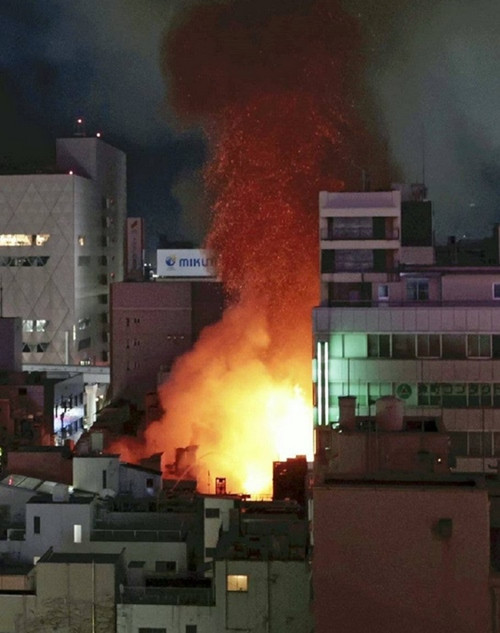 Lửa được cho là xuất phát từ một nhà hàng vào buổi chiều 3/1. Ảnh: The Yomiuri Shimbun. Lửa được cho là xuất phát từ một nhà hàng vào buổi chiều 3/1. Ảnh: The Yomiuri Shimbun.