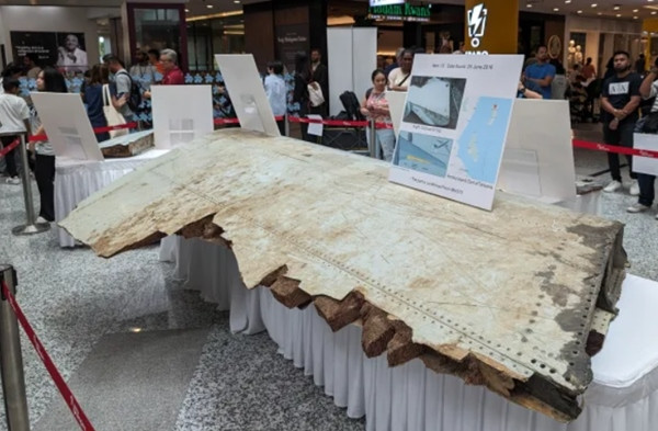 Một mảnh được cho là từ chiếc máy bay mất tích. Ảnh: Zach Hope. Một mảnh được cho là từ chiếc máy bay mất tích. Ảnh: Zach Hope.