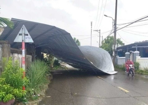 Bão Trà Mi làm hàng chục nhà dân ở Đà Nẵng bị tốc mái. Ảnh: TPO. Bão Trà Mi làm hàng chục nhà dân ở Đà Nẵng bị tốc mái. Ảnh: TPO.