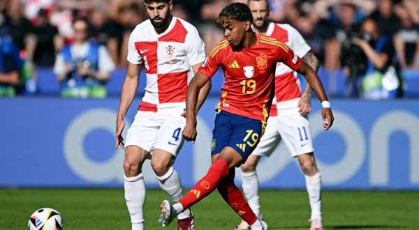 Yamal (số 19) ghi tên mình vào lịch sử khi đá trong trận với ĐT Croatia ở EURO 2024. Ảnh: Annegret Hilse/ Reuters. Yamal (số 19) ghi tên mình vào lịch sử khi đá trong trận với ĐT Croatia ở EURO 2024. Ảnh: Annegret Hilse/ Reuters.