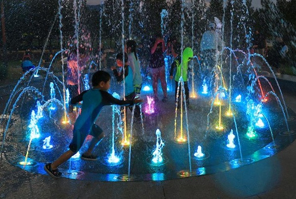 Vào những đêm nhiệt đới ở đảo Jeju, trẻ em chỉ thích chơi ở các bồn phun nước (ảnh chụp tối thứ Bảy, 17/8). Ảnh: Yonhap. Vào những đêm nhiệt đới ở đảo Jeju, trẻ em chỉ thích chơi ở các bồn phun nước (ảnh chụp tối thứ Bảy, 17/8). Ảnh: Yonhap.