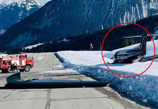 Sau khi một cánh văng ra, chiếc máy bay trượt khỏi đường băng, va phải đống tuyết. Ảnh: Planes of Legend. Sau khi một cánh văng ra, chiếc máy bay trượt khỏi đường băng, va phải đống tuyết. Ảnh: Planes of Legend.