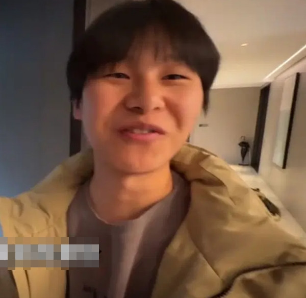 Anh này luôn sống rất giản dị và cố gắng học vì nghĩ nhà mình nghèo, mình còn phải trả nợ thay cha. Ảnh: Douyin. Anh này luôn sống rất giản dị và cố gắng học vì nghĩ nhà mình nghèo, mình còn phải trả nợ thay cha. Ảnh: Douyin.