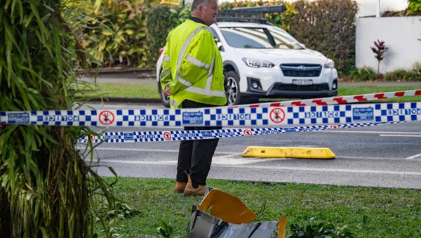 Một số mảnh vỡ của máy bay bị văng xuống đường. Ảnh: Brian Cassey/ AAP Image/ Reuters. Một số mảnh vỡ của máy bay bị văng xuống đường. Ảnh: Brian Cassey/ AAP Image/ Reuters.