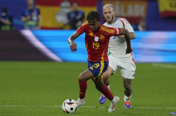 Yamal được một số trang thể thao khen ngợi là đôi khi có phong cách đi bóng như Messi. Ảnh: Frank Augstein/ AP. Yamal được một số trang thể thao khen ngợi là đôi khi có phong cách đi bóng như Messi. Ảnh: Frank Augstein/ AP.