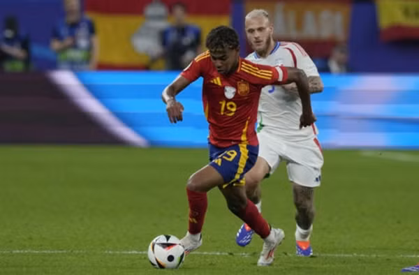 Yamal được một số trang thể thao khen ngợi là đôi khi có phong cách đi bóng như Messi. Ảnh: Frank Augstein/ AP.