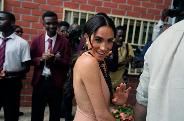 Chiếc váy màu hồng mà Meghan chọn mặc có tên là Windsor. Ảnh: Sunday Alamba AP. Chiếc váy màu hồng mà Meghan chọn mặc có tên là Windsor. Ảnh: Sunday Alamba AP.