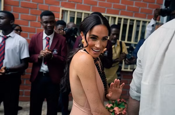 Chiếc váy màu hồng mà Meghan chọn mặc có tên là Windsor. Ảnh: Sunday Alamba AP.