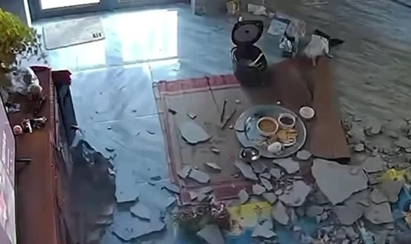 Một mảng trần nhà sập xuống đúng chỗ mà trước đó 2 em nhỏ ngồi ăn. Ảnh: MSNews.