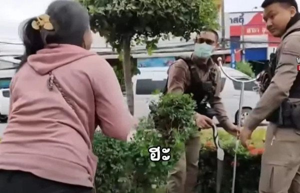 Người phụ nữ bất ngờ khi bị cảnh sát gọi. Ảnh: Workpoint News. Người phụ nữ bất ngờ khi bị cảnh sát gọi. Ảnh: Workpoint News.