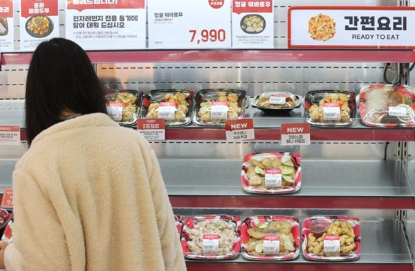 Hơn 40% số người ở khoảng tuổi 30 tại Hàn Quốc quyết định không kết hôn, theo Korea Times. Trong ảnh là một khách hàng đang chọn mua đồ ăn sẵn ở Seoul (Hàn Quốc) vào tháng 12/2023. Ảnh: Yonhap. Hơn 40% số người ở khoảng tuổi 30 tại Hàn Quốc quyết định không kết hôn, theo Korea Times. Trong ảnh là một khách hàng đang chọn mua đồ ăn sẵn ở Seoul (Hàn Quốc) vào tháng 12/2023. Ảnh: Yonhap.