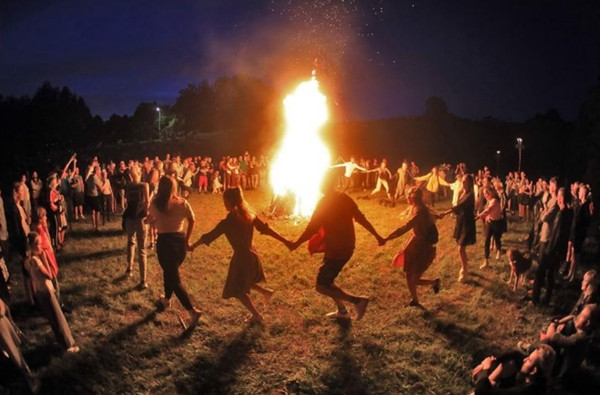Lễ mừng Hạ chí truyền thống ở Lithuania. Ảnh: Petras Malukas/ AFP/ Getty. Lễ mừng Hạ chí truyền thống ở Lithuania. Ảnh: Petras Malukas/ AFP/ Getty.