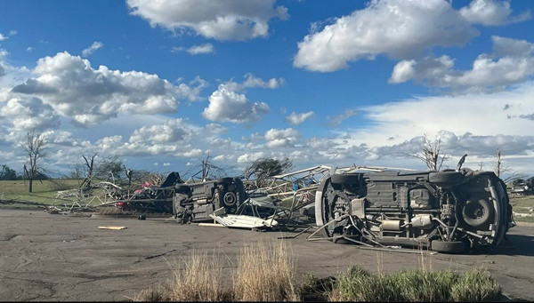 Nhiều ô tô trong bãi đỗ xe bị lốc xoáy hất văng đi xa gần 100 mét. Ảnh: Lancaster County Sheriff/ FOX Weather. Nhiều ô tô trong bãi đỗ xe bị lốc xoáy hất văng đi xa gần 100 mét. Ảnh: Lancaster County Sheriff/ FOX Weather.