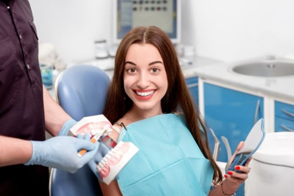 Nhiều người thích dán sứ veneer cho răng để trông đẹp hơn. Ảnh minh họa: Dental Wellness. Nhiều người thích dán sứ veneer cho răng để trông đẹp hơn. Ảnh minh họa: Dental Wellness.