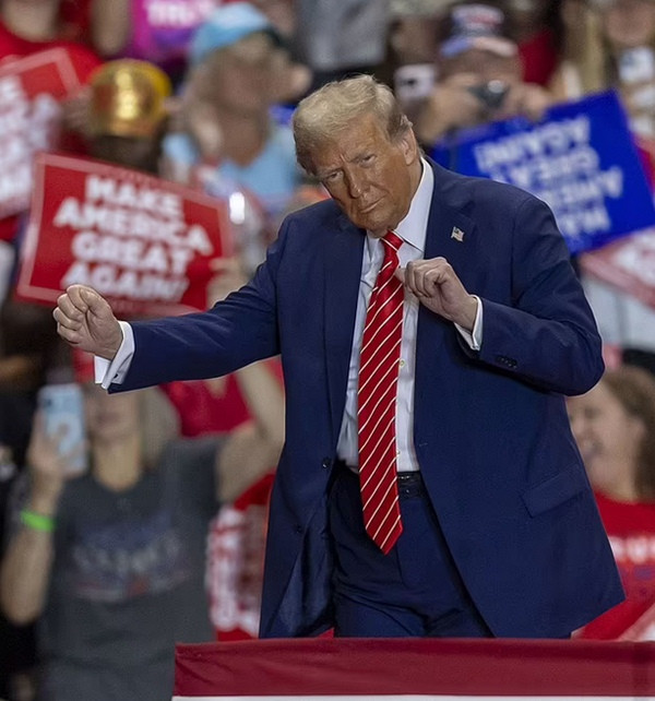 Ông Trump nhiều lần có động tác nhún nhảy hoặc đánh golf trong các sự kiện tranh cử của mình. Ảnh: The News Observer/ TNS via Zuma P. Ông Trump nhiều lần có động tác nhún nhảy hoặc đánh golf trong các sự kiện tranh cử của mình. Ảnh: The News Observer/ TNS via Zuma P.