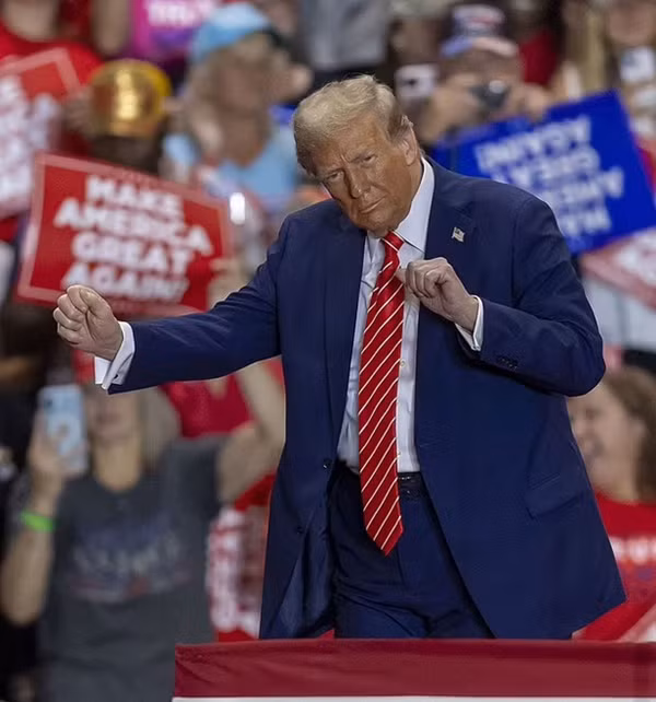 Ông Trump nhiều lần có động tác nhún nhảy hoặc đánh golf trong các sự kiện tranh cử của mình. Ảnh: The News Observer/ TNS via Zuma P.