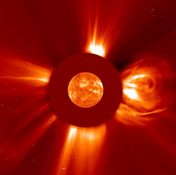 Hình ảnh một vụ phun trào nhật hoa được quan sát bởi Đài quan sát của NASA. Ảnh: ESA/ NASA/ SOHO. Hình ảnh một vụ phun trào nhật hoa được quan sát bởi Đài quan sát của NASA. Ảnh: ESA/ NASA/ SOHO.