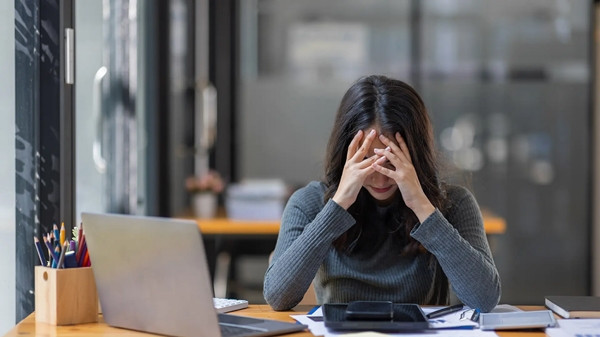 Li cực kỳ căng thẳng sau khi bị sếp mắng. Ảnh minh họa: GHP News. Li cực kỳ căng thẳng sau khi bị sếp mắng. Ảnh minh họa: GHP News.