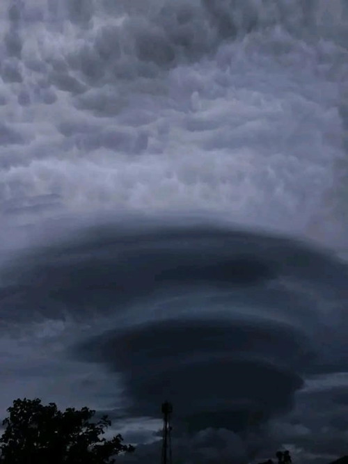 Mây khổng lồ cao ngất, tối sầm. Ảnh: King John Lee Binlayo/ PWS.