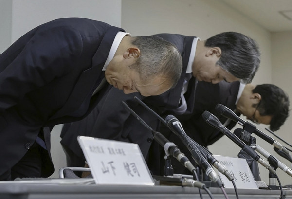 Ông Akihiro Kobayashi (bên trái), Chủ tịch Kobayashi Pharmaceutical Co., cúi đầu xin lỗi trong một cuộc họp tại Osaka (Nhật Bản). Ảnh: Chiaki Ueda/ Kyodo News/ AP.