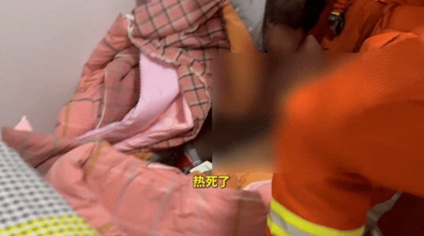 Cuối cùng cũng thoát khỏi những cái chăn. Ảnh: Douyin. Cuối cùng cũng thoát khỏi những cái chăn. Ảnh: Douyin.