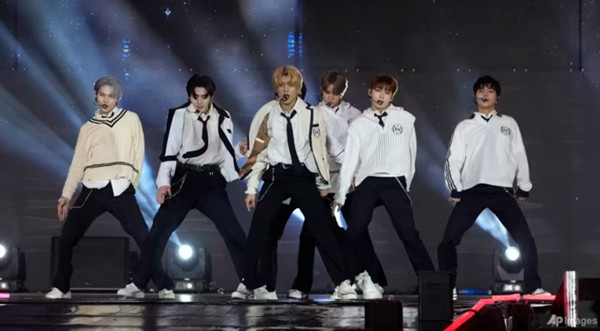 Nhóm nhạc Enhypen biểu diễn trong một buổi concert. Ảnh: Ahn Young-joon/ AP. Nhóm nhạc Enhypen biểu diễn trong một buổi concert. Ảnh: Ahn Young-joon/ AP.