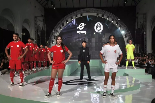 Mẫu áo đấu mới của ĐT Indonesia sẽ được dùng trong nhiều giải đấu, bao gồm vòng loại World Cup, U23 Asian Cup... Ảnh: Erickthohir/ Jakarta Globe.