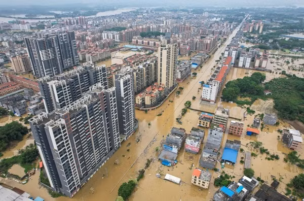 Nhà cửa, đường phố bị ngập ở thành phố Thanh Viễn (tỉnh Quảng Đông, Trung Quốc). Ảnh: CNS via AFP.