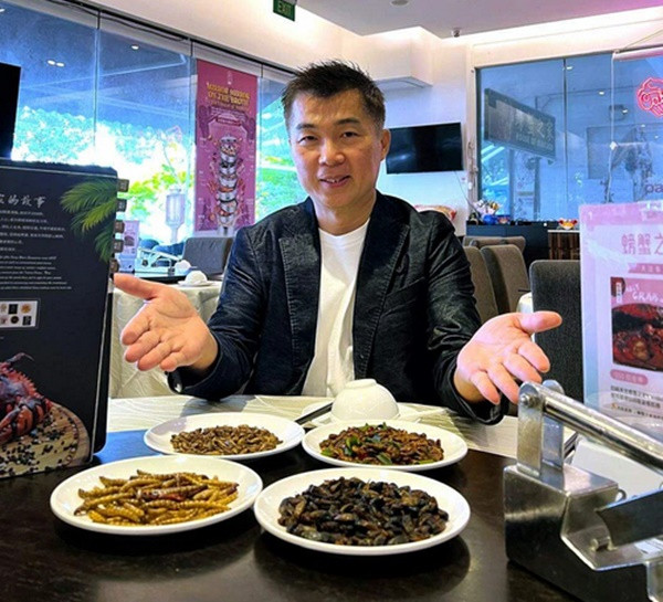 Ông Francis Ng và một số loại côn trùng mà ông sẽ dùng làm các món ăn trong nhà hàng. Ảnh: House of Seafood. Ông Francis Ng và một số loại côn trùng mà ông sẽ dùng làm các món ăn trong nhà hàng. Ảnh: House of Seafood.